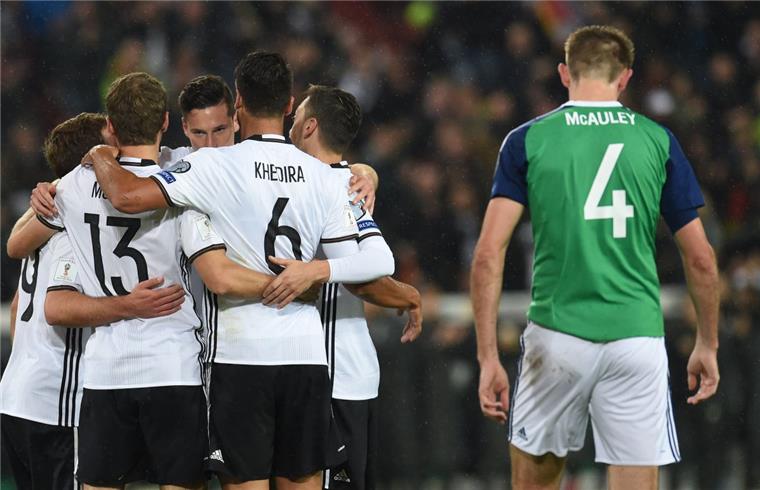 Jubel beim DFB-Team: Mit dem dritten Sieg im dritten Qualifikationsspiel nimmt die deutsche Nationalmannschaft weiter Kurs auf die WM 2018 in Russland. Foto Jaspersen/dpa