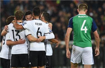 Jubel beim DFB-Team: Mit dem dritten Sieg im dritten Qualifikationsspiel nimmt die deutsche Nationalmannschaft weiter Kurs auf die WM 2018 in Russland. Foto Jaspersen/dpa