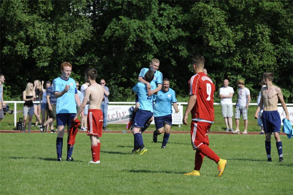 Jubel beim FC Lune III nach dem Schlusspfiff. Foto Scheschonka