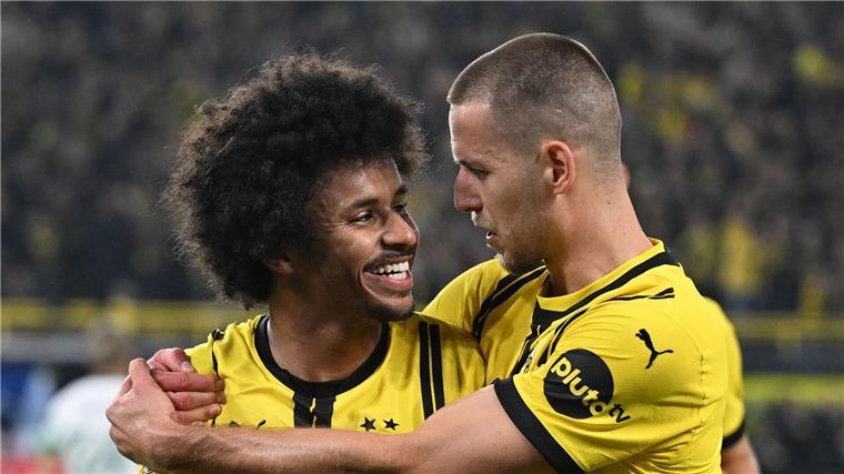 Dreierpack dank Brokkoli: Dortmund feiert Adeyemi Jubel im Minutentakt: Karim Adeyemi freut sich mit Waldemar Anton über die 7:1-Gala des BVB gegen Celtic Glasgow.