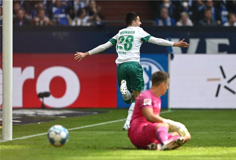 Sieg über Schalke: Werder übernimmt Tabellenführung Jubel in der 9. Minute: Werders Ilia Gruev freut sich nach seinem Tor zum 0:1 gegen Schalke.