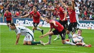 Jubel in Hannover: Fabian Kunze (M) trifft gegen Schalke 04.