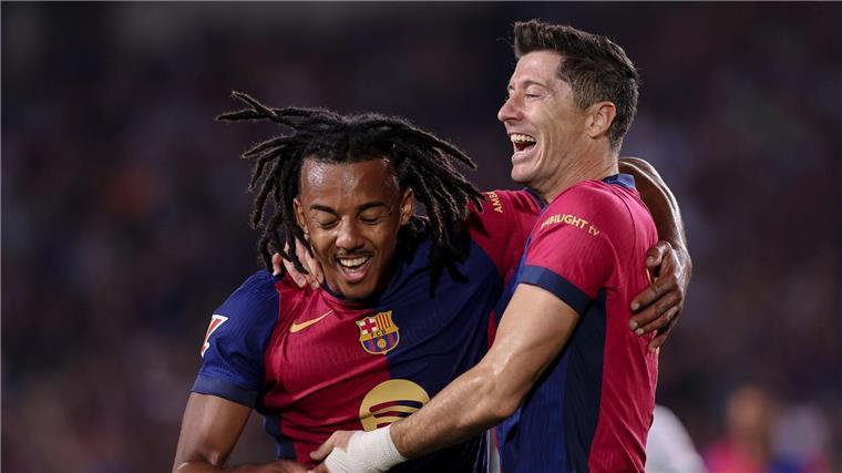 Barcelonas Rekordjagd: Lewandowski schießt 6.500. Tor Jubel über das 6.500. Ligator in der Geschichte des FC Barcelona: Torschütze Robert Lewandowski (r) feiert mit Jules Kounde.