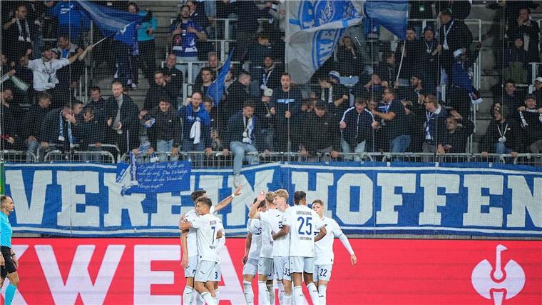 Kapitän Baumann hofft auf Ende der Fanproteste Jubel über den späten Ausgleich: Hoffenheims Profis um Max Moerstedt