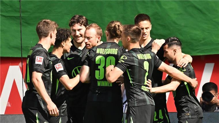 Debatte um Wolfsburg-Trainer Hasenhüttl geht weiter Jubel um VfL-Torschütze Maximilian Arnold