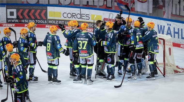 Sieg im Spitzenspiel! Pinguins bleiben Tabellenführer Jubelnde Pinguins-Spieler nach dem Sieg
