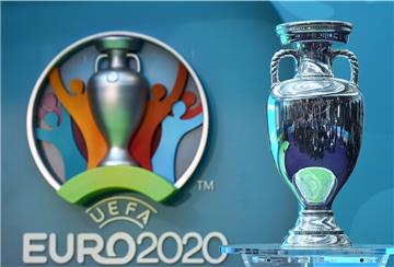 Jubelne Menschen und der EM-Pokal - so sieht das Logo für das Turnier aus.