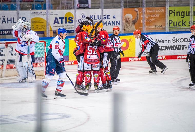 Traumhafter Sieg zum Pinguins-Jubiläum Jubelszene der Pinguns-Spieler. Sie schlugen die Adler Mannheim nach einer tollen Leistung.