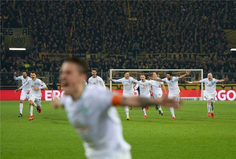 Jubelt Werder Bremen im DFB-Pokal auch gegen Schalke? Ihr könnt es live im Free-TV mitverfolgen.