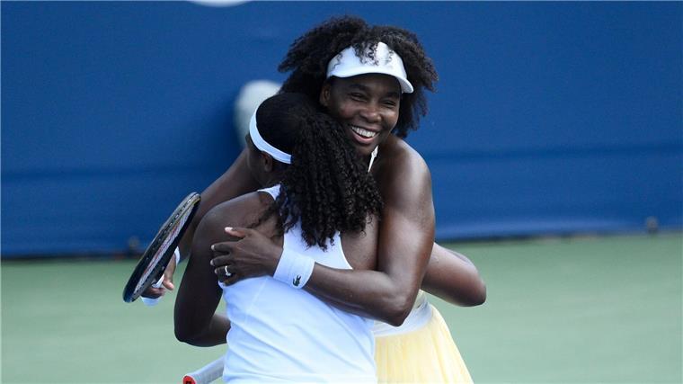 Nach langer Pause: Venus Williams gewinnt bei Comeback Jubelte über einen Sieg beim Comeback: Venus Williams (r) mit Partnerin Hailey Baptiste.