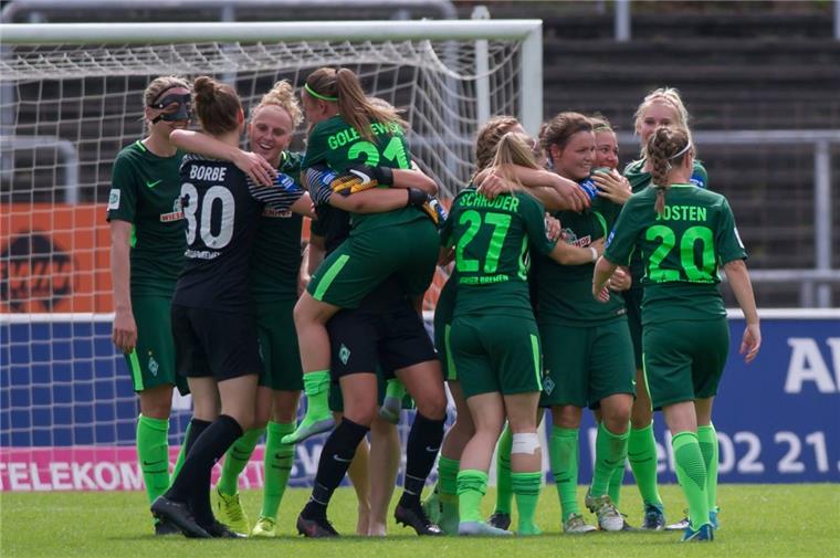 Historischer Erfolg: Werder-Frauen schaffen Klassenerhalt in der Bundesliga Jubeltraube nach dem Schlusspfiff. Mit einem 2:0-Sieg gegen Köln haben die Werder-Frauen den Klassenerhalt geschafft.