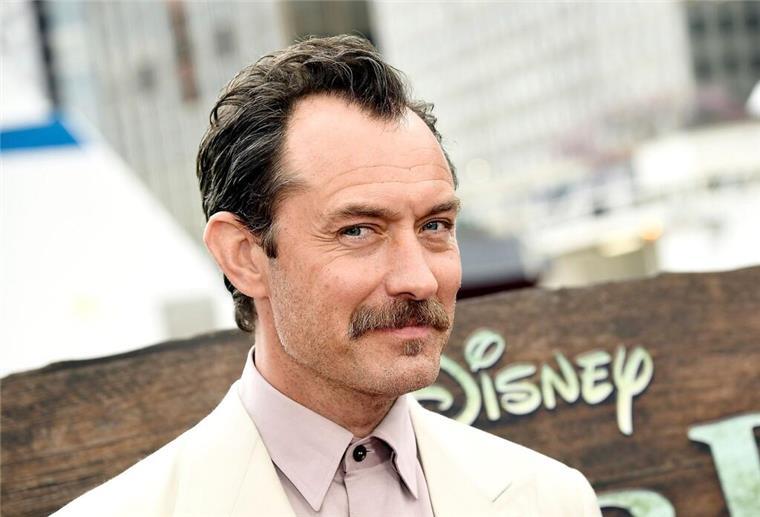 Jude Law: Habe Ruhm schon früh „ziemlich gut gemeistert“ Jude Law ist im Nachhinein sehr stolz darauf, wie er als junger Schauspieler mit seinem neuen Ruhm umgegangen ist.