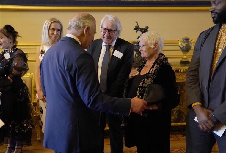 Britische Theater- und Filmikone: Judi Dench wird 90 Judi Dench bei einem Empfang mit König Charles III. zum 400. Jahrestag von Shakepeares Gesamtwerken. Dench spielte unzählige Rollen in Shakespeare-Produktionen.