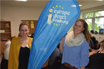 Judith Holle (links) und Kim Stowasser, Mitarbeiterinnen von Europe Direct, diskutierten gestern mit Zehntklässlern der KGS Sittensen über aktuelle Aspekte der Europapolitik und animierten sie dazu, Verbesserungsvorschläge zu erarbeiten, die den Abgeordneten nun zugehen.