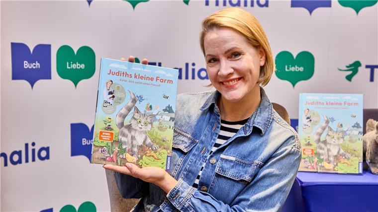 Judith Rakers liest in Hamburg Kinderbuch statt Nachrichten Judith Rakers mit ihrem Buch „Judiths kleine Farm“.