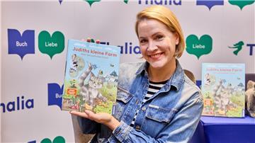 Judith Rakers mit ihrem Buch „Judiths kleine Farm“.