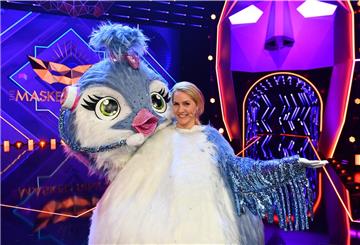 Moderatorin Judith Rakers hält die Maske der Figur eines Kükens bei der ProSieben-Show «The Masked Singer».