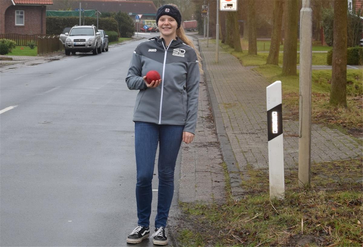 Judith Reins ist nicht nur Jugendwartin des KBV Schweewarden, sondern boßelt auch in der Landesliga-Frauenmannschaft.