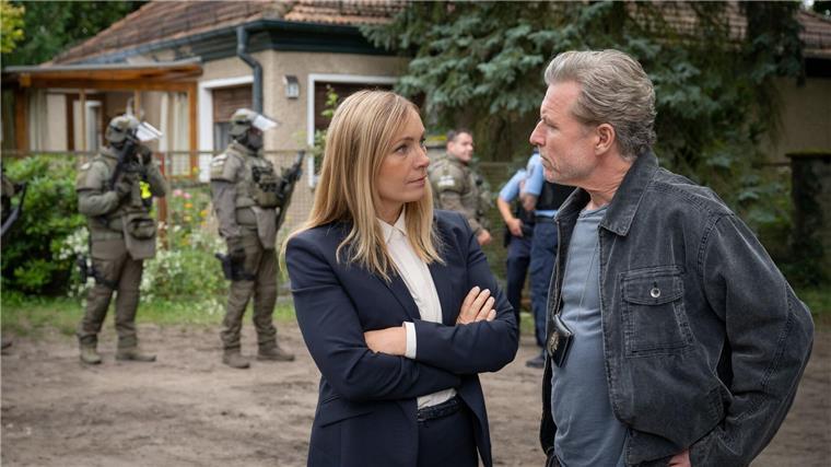 Zwei einsame Wölfe: „Die Jägerin - Gegen die Wut“ im ZDF Judith Schrader (Nadja Uhl) und Jochen Montag (Dirk Borchardt) stehen vor dem Haus des Verdächtigten - Szene aus dem ZDF-Krimi „Die Jägerin - Gegen die Wut“.