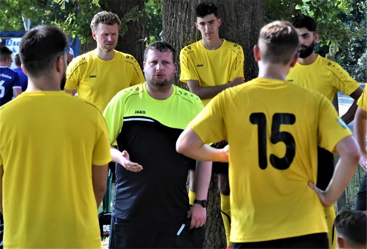 Jüren Damsch (Mitte) hat bislang die U15 des FC Oberneuland trainiert und bringt sich jetzt zusätzlich als Co-Trainer bei den Regionalliga-Herren ein.