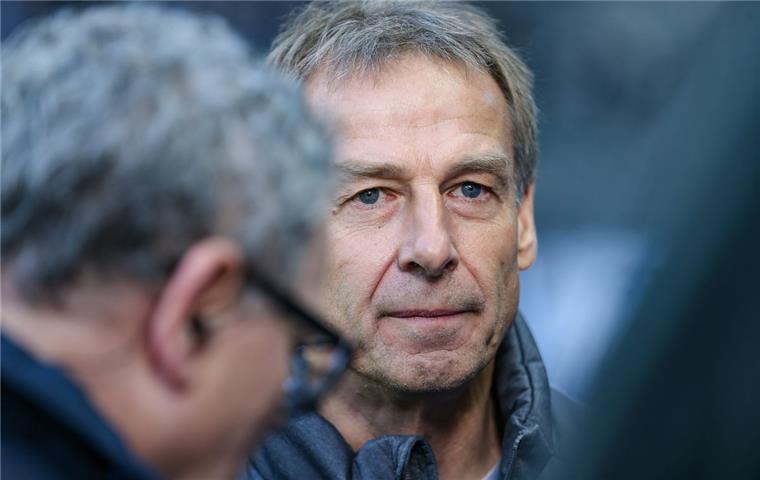 Jürgen Klinsmann gibt Trainerposten bei Hertha BSC Berlin ab Jürgen Klinsmann tritt als Cheftrainer bei Hertha BSC Berlin zurück.