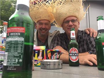 Jürgen (links) und Volker aus Nordenham feiern den Vatertag mit Bier, Kurzen und...