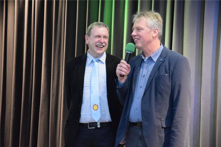 Selsingen: Grundschule verabschiedet ihren Rektor Jürgen Marherr (links) wechselt als Rektor der Grundschule Selsingen in den Ruhestand. Der kommissarische Schulleiter Helmut Winkelmann (rechts) dankte ihm unter anderem für seine "durch und durch kindgerechte Pädagogik".