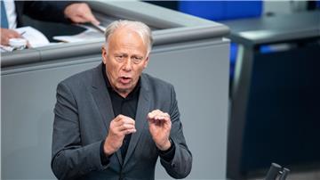Jürgen Trittin, spricht im Plenarsaal des Bundestags zu den Abgeordneten.