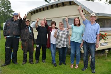 Jürgen (von rechts) und Barbara Waldhoff bringen frischen Wind auf den Beerster Campingplatz. Das neue Pächterpaar und das bewährte Team mit Bettina Kronschnabel, Ruth Miller, Harro Knapp, Daniel Grother und Meik Löhr möchten die Ferienanlage zu neuer Blüte führen.