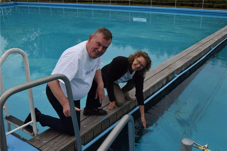 Jürgen „Zacki“ Kirchwehm und Anne Reyer von der der Bade- und Schwimmgemeinschaft Midlum testen schon einmal die Wassertemperatur.