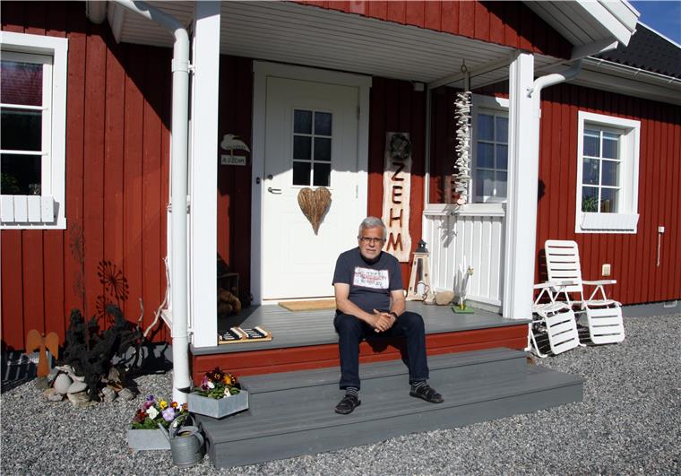 Jürgen Zehm, ehemaliger Erster Stadtrat von Geestland, vor seinem Haus in Töresbyn, Schweden. Seit Oktober 2019 lebt er dort mit seiner Frau Astrid.