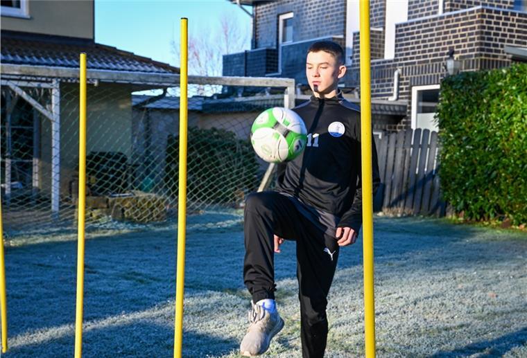 Langener wechselt zu Werder Bremen Ein junger Fußballspieler.
