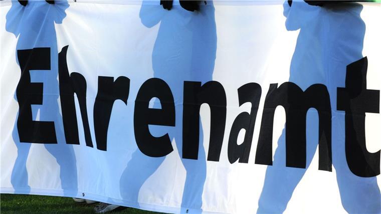 25.000 Ehrenamtskarten in Niedersachsen Jugendliche halten vor einem Fußball-Bundesligaspiel ein Banner mit der Aufschrift „Ehrenamt“ in den Händen.