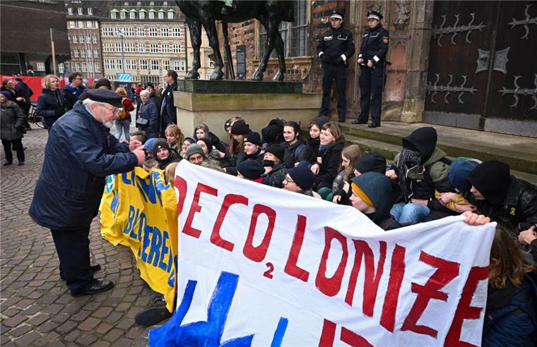 Klimademonstranten blockieren Bremer Schaffermahlzeit Jugendliche stellen sich den Gästen der Schaffermahlzeit in Bremen in den Weg.