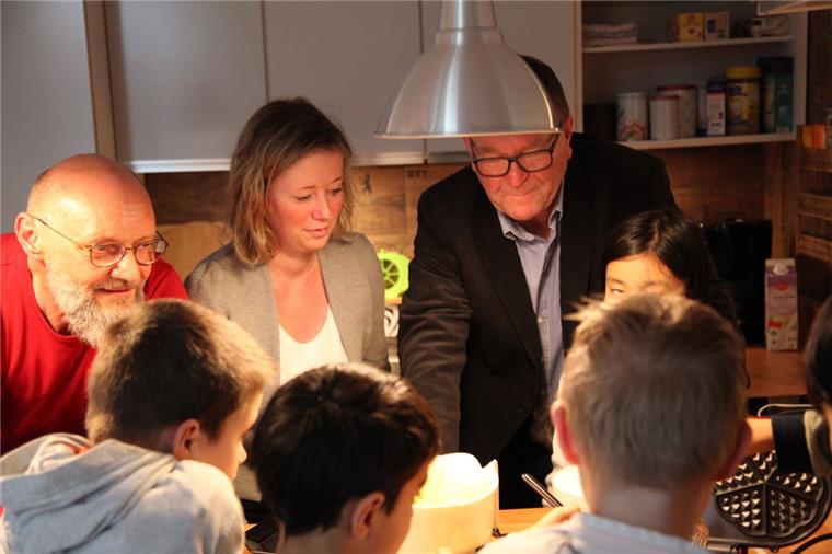 Jugendraum eingeweiht: Jugendliche erobern ihr neues Domizil in Appeln Jugendpfleger Jürgen Denker (von links), Erste Gemeinderätin Claudia Lühmann und Ortsvorsteher Herbert Lührs backen mit Kindern im neuen Jugendraum Waffeln.