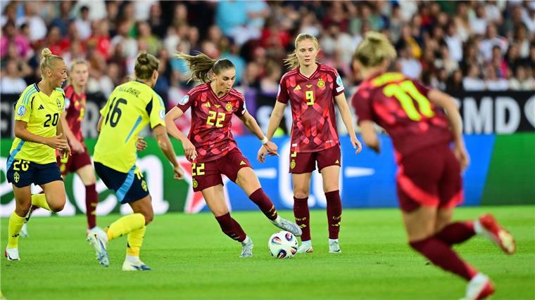Sieben Tage Zeit sich aufzuraffen Jule Brand (am Ball) hatte sich auf das Spiel gegen Schweden gefreut.