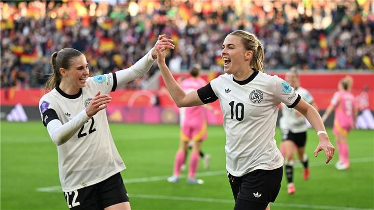 Kinder berichten und kommentieren aus dem Stadion Jule Brand und Laura Freigang von der deutschen Fußball-Nationalmannschaft freuten sich am Dienstag über einen Sieg.