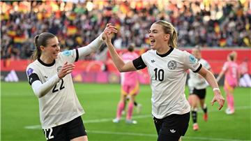 Jule Brand und Laura Freigang von der deutschen Fußball-Nationalmannschaft freuten sich am Dienstag über einen Sieg.