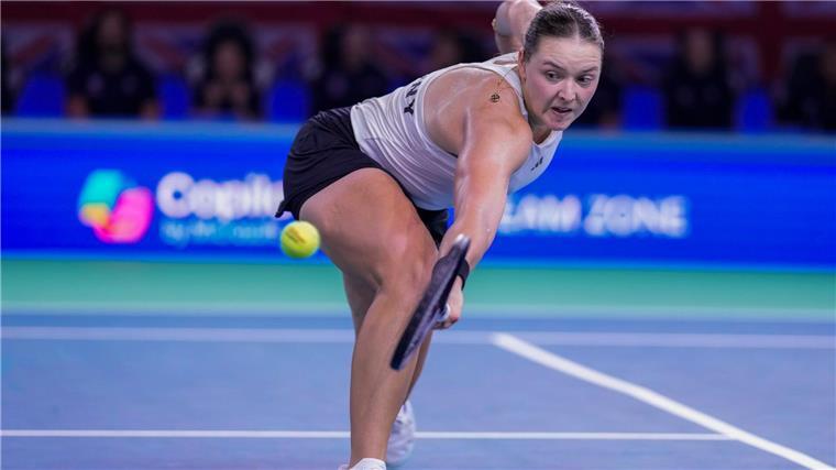 Deutsche Tennis-Damen in Malaga gleich raus Jule Niemeier streckte sich gegen Emma Raducanu vergebens.