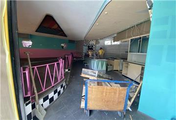 Juli 2023: Im Kultlokal "Milchbar" an der Lloydstraße, das wie die ganze Häuserzeile bis zum Cafe National als reine 50er-Jahre-Architektur denkmalgeschützt ist, sind die Handwerker zugange. Ein neuer Pächter plant dort im Herbst ein Lokal "Mein Essen" zu eröffnen.