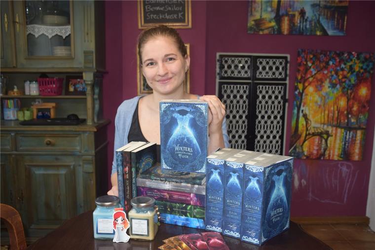 Julia Adrians neuer Roman ist ein düsteres Märchen für Erwachsene Julia Adrian mit ihrem Werk: Vor vier Jahren veröffentlichte sie ihr erstes Buch, ihr neuer Roman „Winters zerbrechlicher Fluch“ ist vor einem Monat erschienen. Bei der Frankfurter Buchmesse ist das Buch den Lesern vorgestellt worden.
