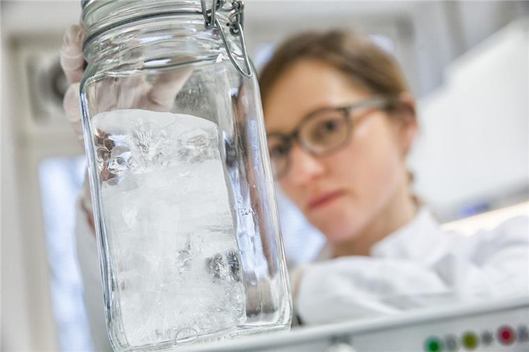 Bremerhaven: AWI-Forscher finden mehr Mikroplastik-Müll im arktischen Meereis Julia Gütermann untersucht eine eingefrorene Bohrkernprobe aus der Arktis auf Mikroplastik.