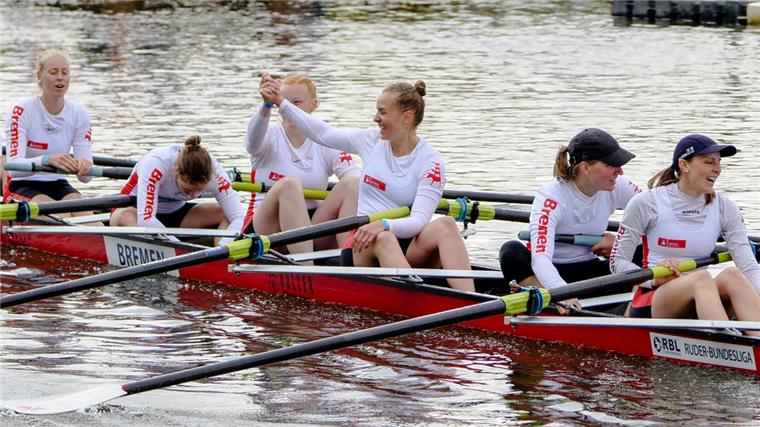 Zwei Bremerhavenerinnen überzeugen in der Ruder-Bundesliga Julia Lange (rechts) hat in Minden ein erfolgreiches Debüt in der Ruder-Bundesliga gefeiert. Mit ihr im Bremer Frauen-Achter sitzt die zweite Bremerhavenerin Lea Meyer.