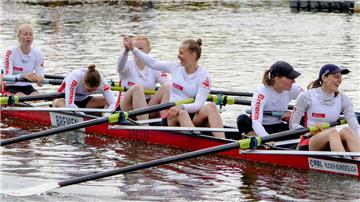 Julia Lange (rechts) hat in Minden ein erfolgreiches Debüt in der Ruder-Bundesliga gefeiert. Mit ihr im Bremer Frauen-Achter sitzt die zweite Bremerhavenerin Lea Meyer. 