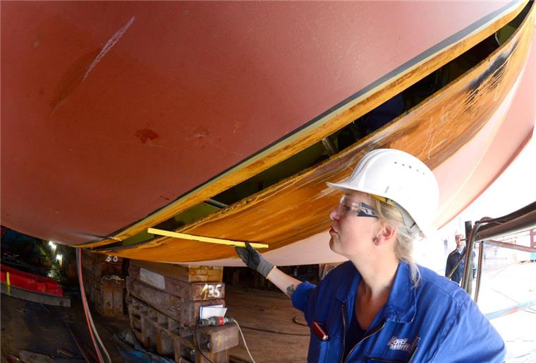 Lloyd Werft: Julia Ludwig ist dort allein unter Männern Julia Ludwig arbeitet seit anderthalb Jahren als Projektingenieurin bei der Lloyd Werft. Dort ist sie zurzeit mit der Vergrößerung der dänischen Ro-Ro-Fähre „Primula Seaways“ beschäftigt, die durch den Einbau einer Mittschiffssektion um 30 Meter verlängert wird.