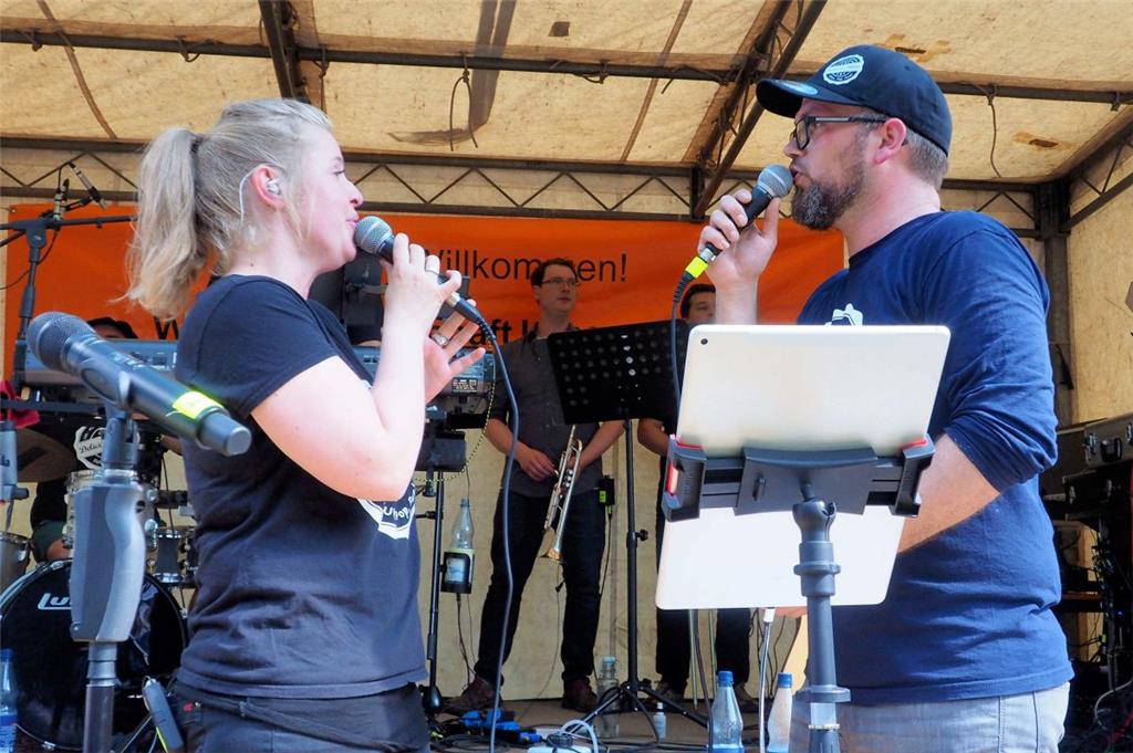 Julia und Florian Müller, die Stimmen von Delicious Divine, im Duett. Foto: Steh...