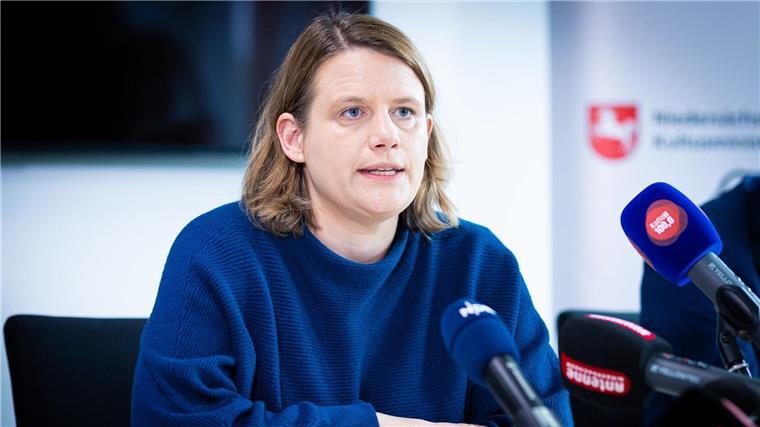 Verzögertes Abi: Schülerrat fordert Wiederholungsmöglichkeit Julia Willie Hamburg (Bündnis 90/Die Grünen), Kultusministerin von Niedersachsen, spricht auf einer Pressekonferenz, über das weitere Vorgehen nach der verzögerten Abiturprüfung.