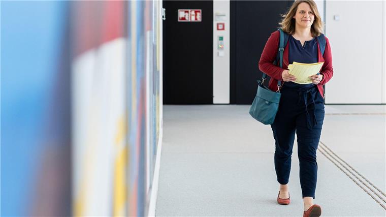 Ministerin: Kita-Pläne senken nicht den Standard Julia Willie Hamburg (Bündnis 90/Die Grünen), Kultusministerin Niedersachsen, kommt zur Pressekonferenz zum Beginn vom neuen Schuljahr in Niedersachsen in der Landespressekonferenz.