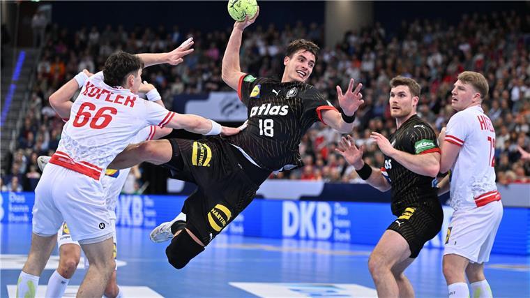 Knorr guckt zu: Handballer vorzeitig für EM qualifiziert Julian Köster (M) kann seine Leistung im Vergleich zum Donnerstag steigern.