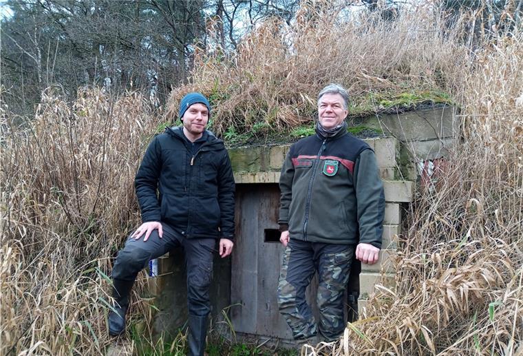 Ein neues Zuhause für bedrohte Fledermäuse Julian Mattes (links), wissenschaftlicher Mitarbeiter beim NABU, und Siegfried Rakowitz, Leiter der Revierförsterei Bevern, vor dem Winterquartier für Fledermäuse.